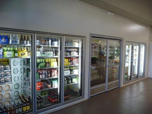 De Gang van de het Glasdeur van het bierhol in Koelere Commerciële Gang in Ijskastdiepvriezer