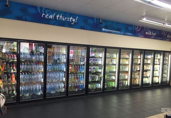 Supermarkt commerciële gang in ijskastdiepvriezer